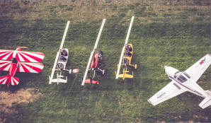 Tragschrauber vor dem Vorfeld