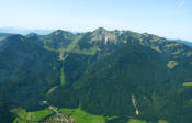 Das Bergpanorama auf dem Flug nach Österreich zum Flugplatz St. Johann in Tirol 