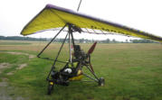 Das  Cosmo Schulungs-Trike  D-MRGE am Flugplatz in Weiden-Latsch 