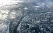 Die Stadt Regensburg unter der Nebeldecke im Schnee