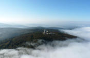 Der groe Arber im Bayerischen Wald unter der Nebeldecke